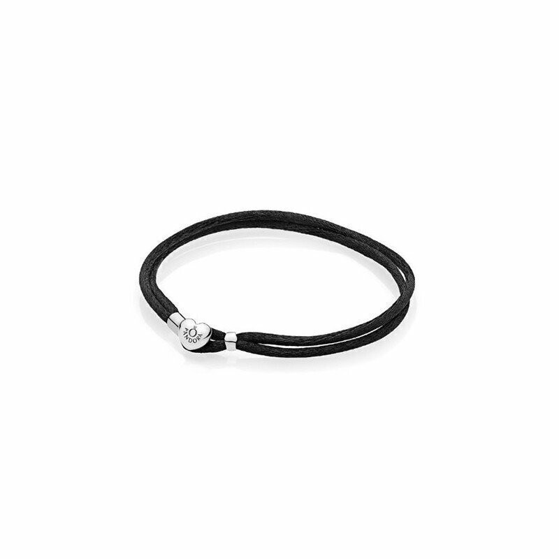 Pulsera Pandora fabricada en plata con cordón de color negro.