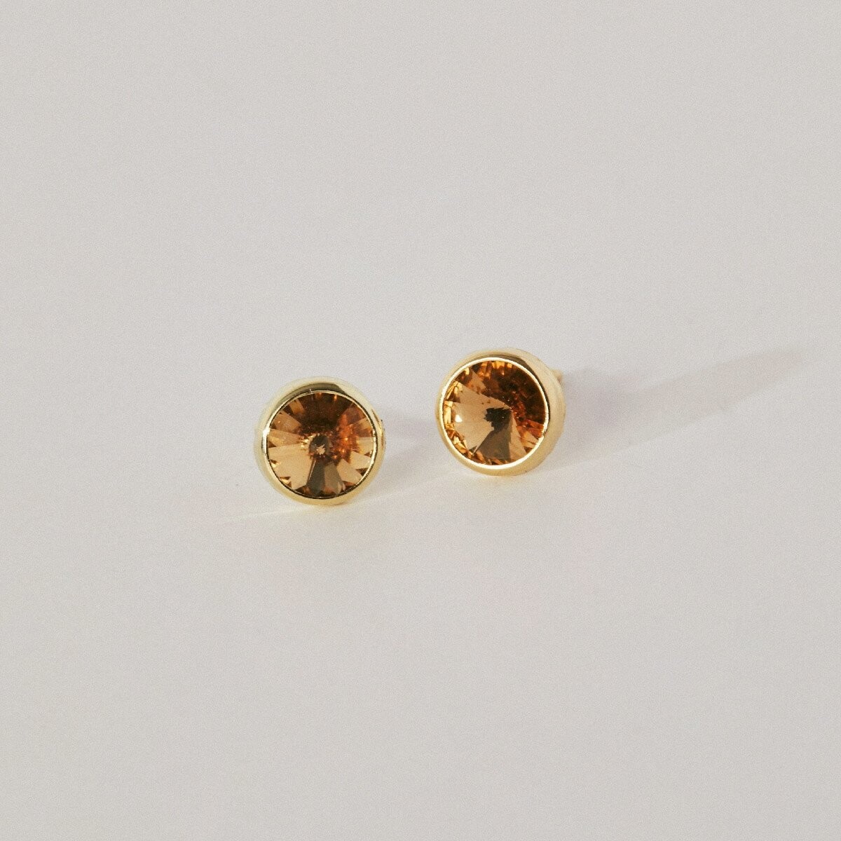 VICTORIA CRUZ Pendientes cristal light topaz XS de Basic en bañados en oro