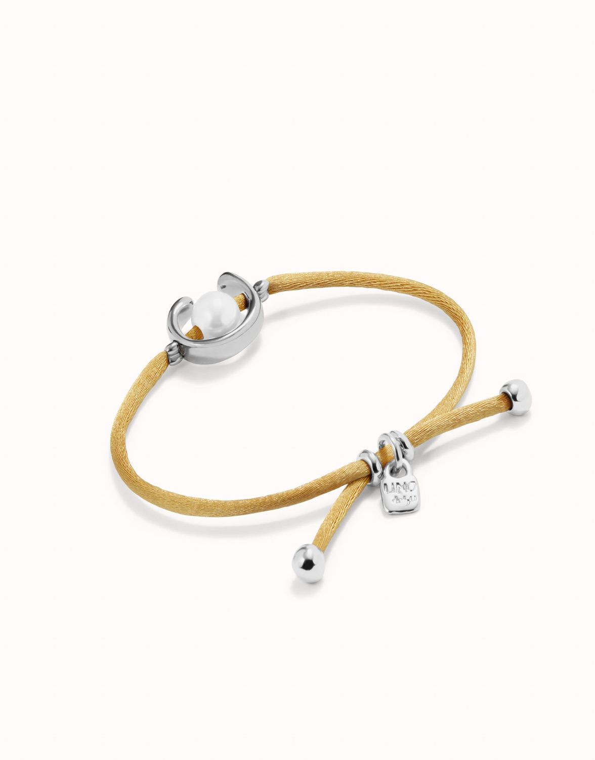 Pulsera de hilo camel con perla shell fornitura bañada en plata de ley.