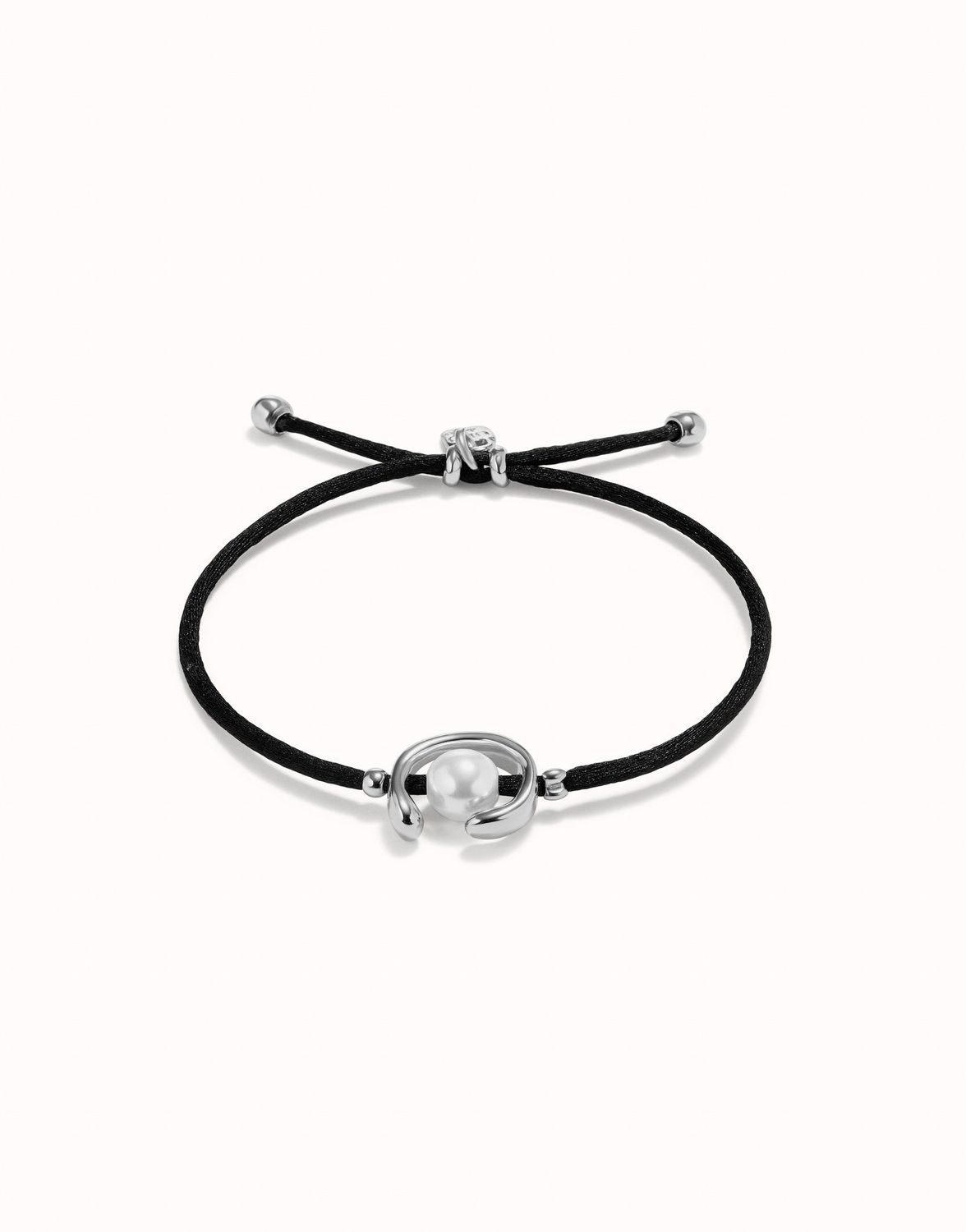 Pulsera de hilo negro con perla shell fornitura bañada en plata de ley.