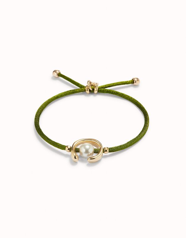Pulsera de hilo verde oscuro con perla shell fornitura bañada en oro 18k.