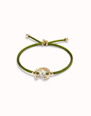 Pulsera de hilo verde oscuro con perla shell fornitura bañada en oro 18k.
