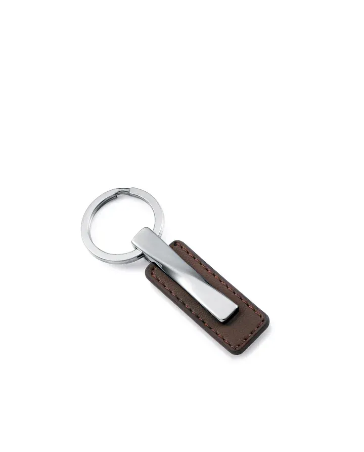 Llavero de hombre de acero con piel marrón y diseño retorcido