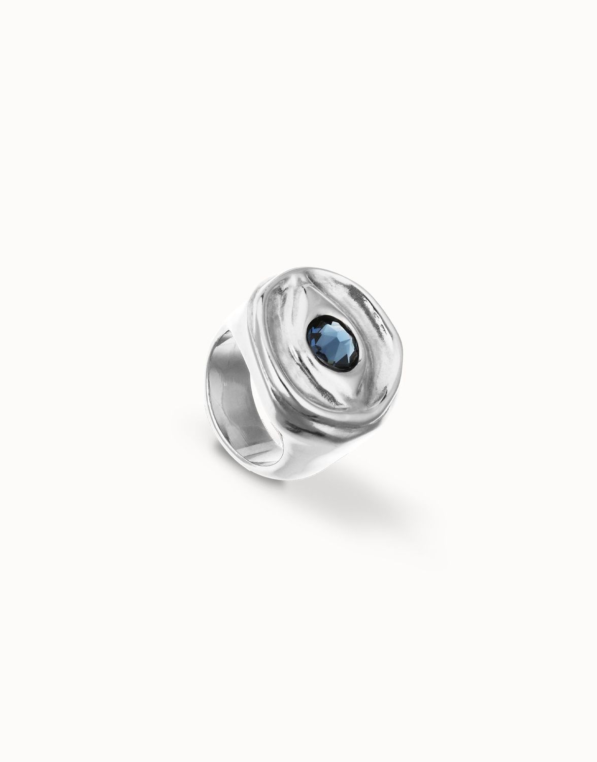 Anillo tipo sello en plata de ley y forma de ojo con cristal facetado azu