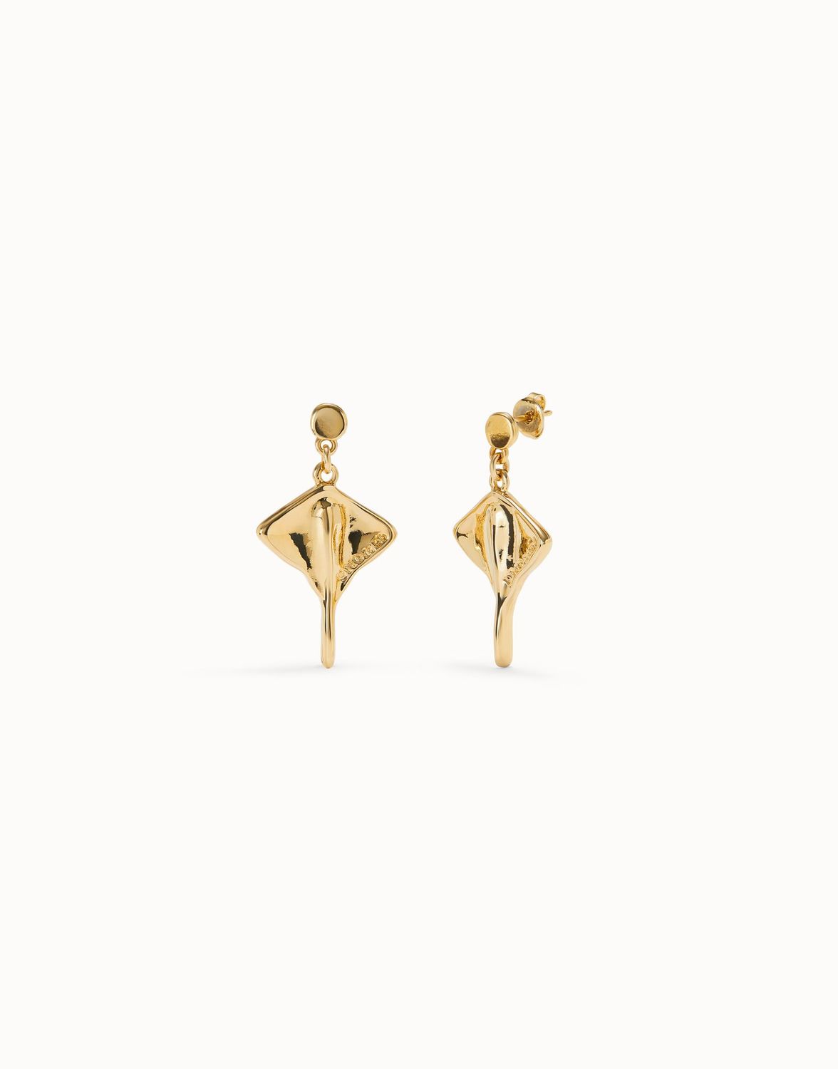 Pendientes cortos con baño en oro de 18K y forma de mantarraya
