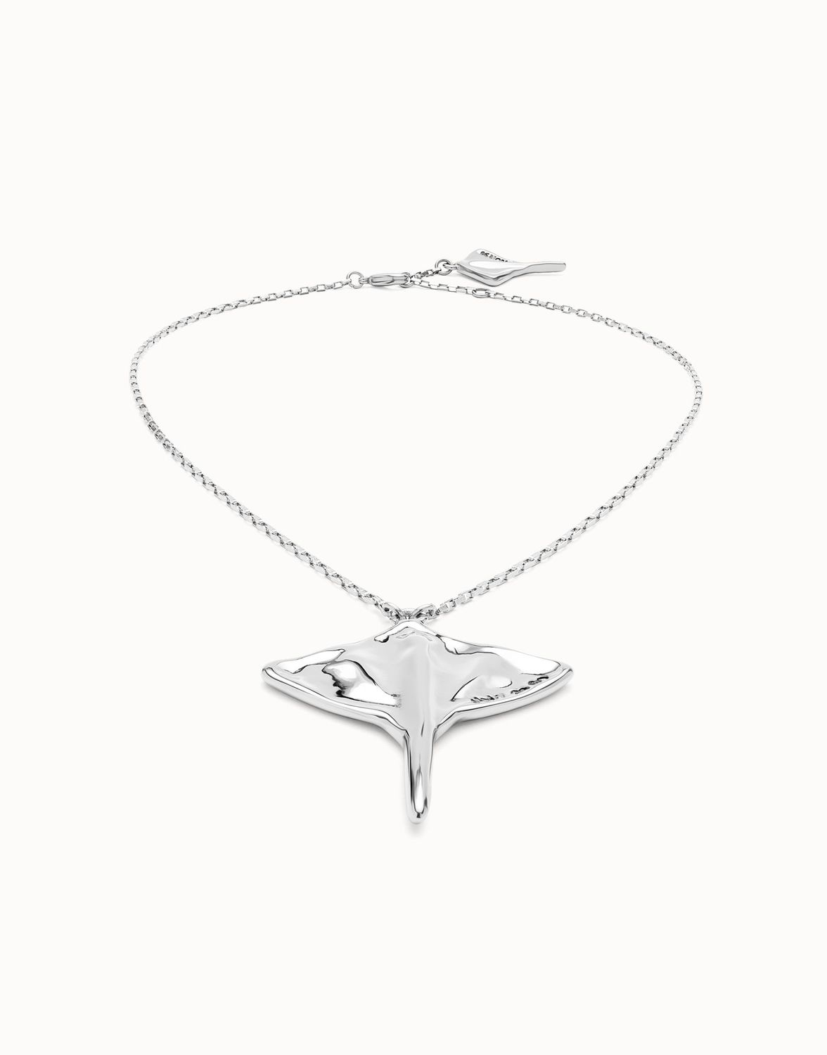 Colgante de cadena corta bañado en plata y figura mantarraya