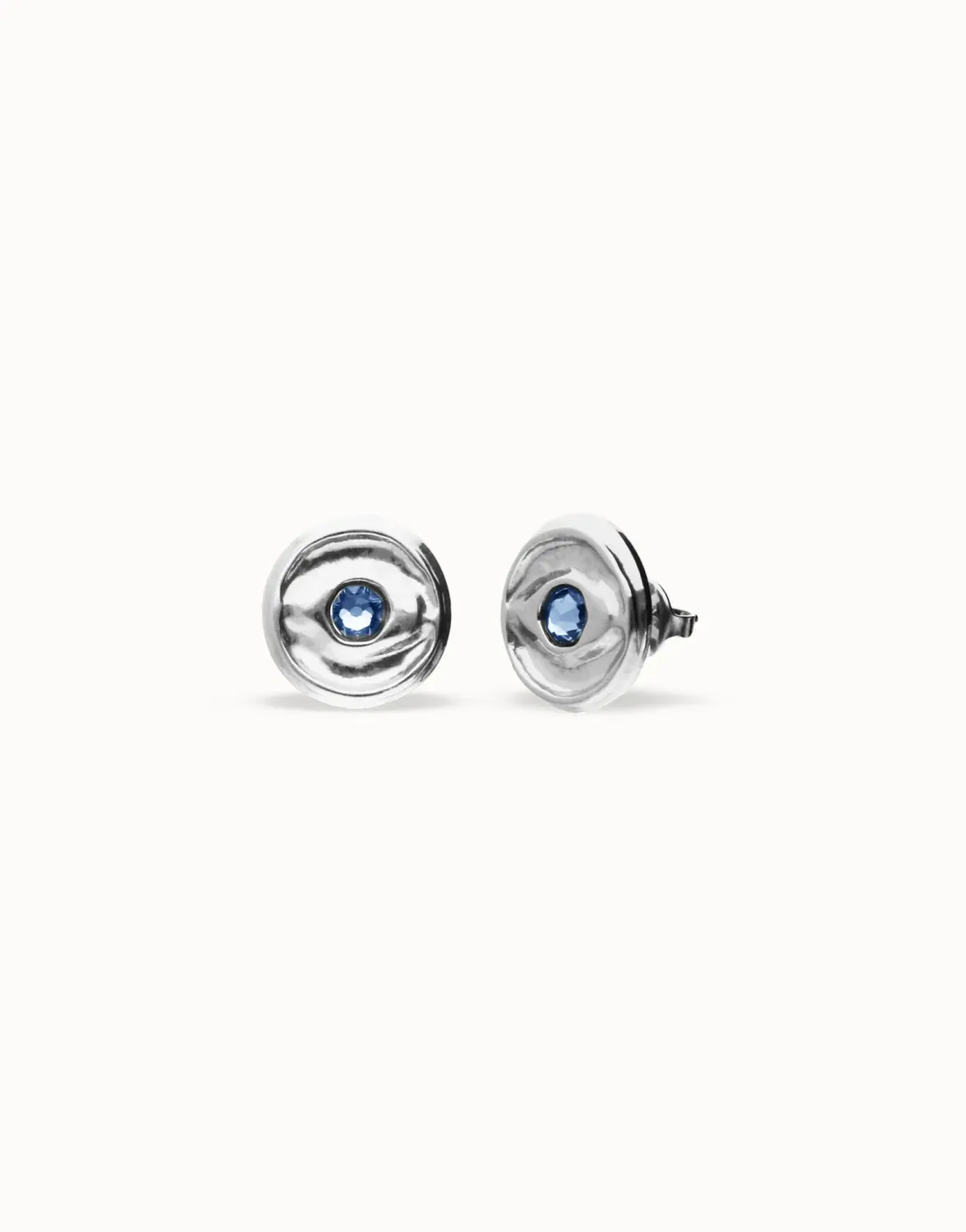 Pendientes de botón bañados en plata con cristal facetado azul