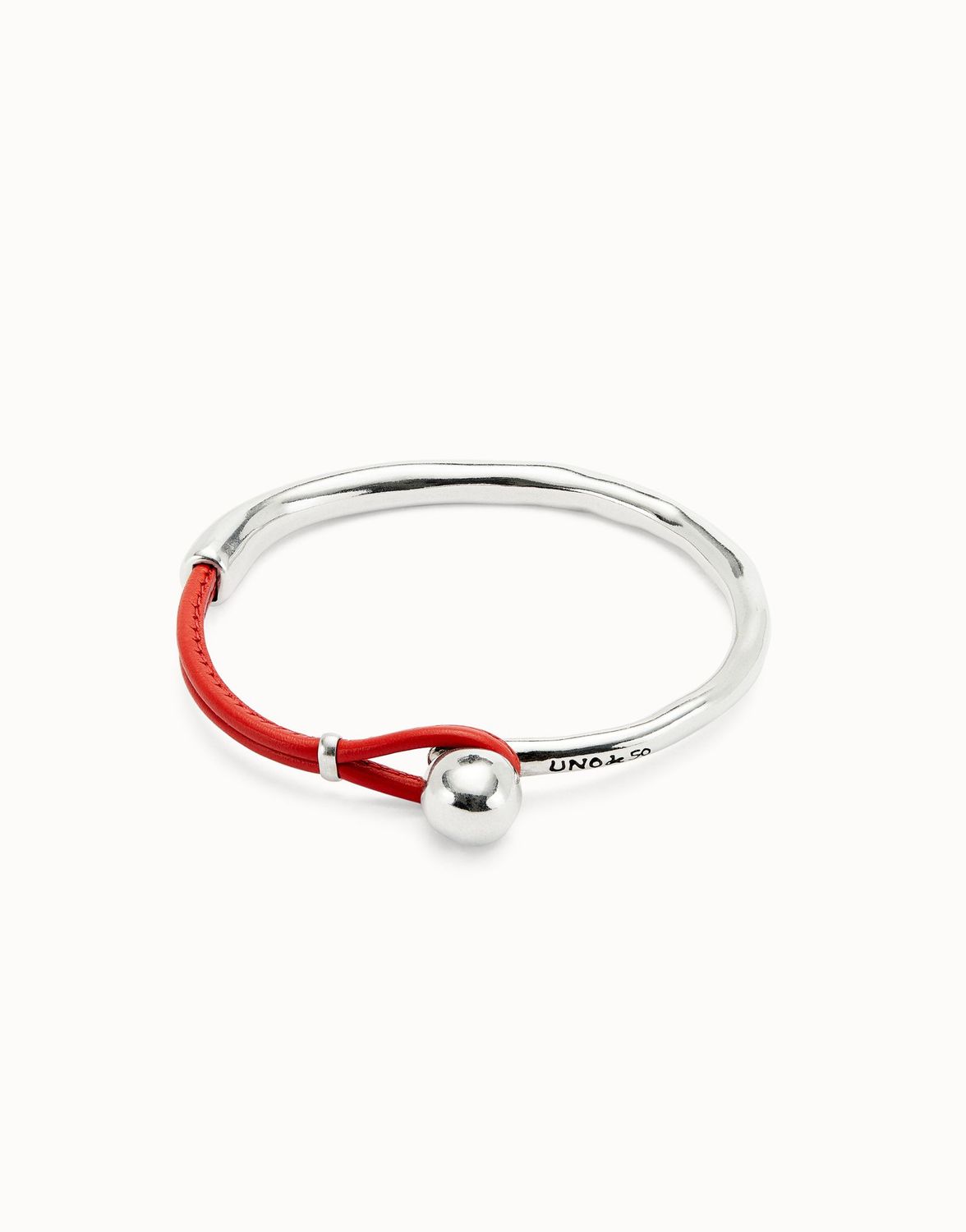 Pulsera semirígida bañada en plata de ley con cuero de color coral