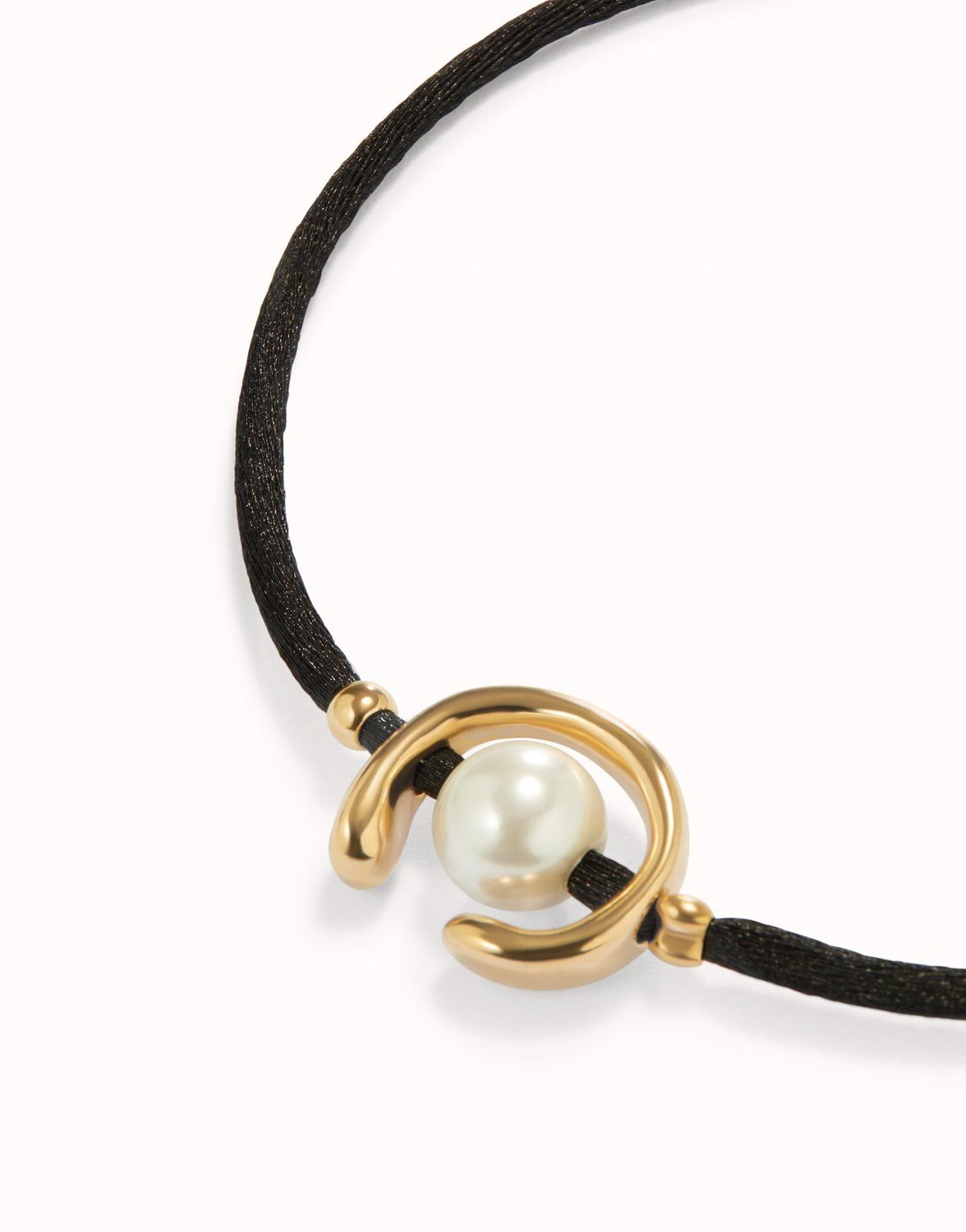 Pulsera de hilo negro con perla shell fornitura bañada en oro 18k.
