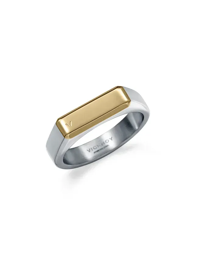 Anillo de acero tipo sello con placa Ip dorado, colección Abraham Mateo