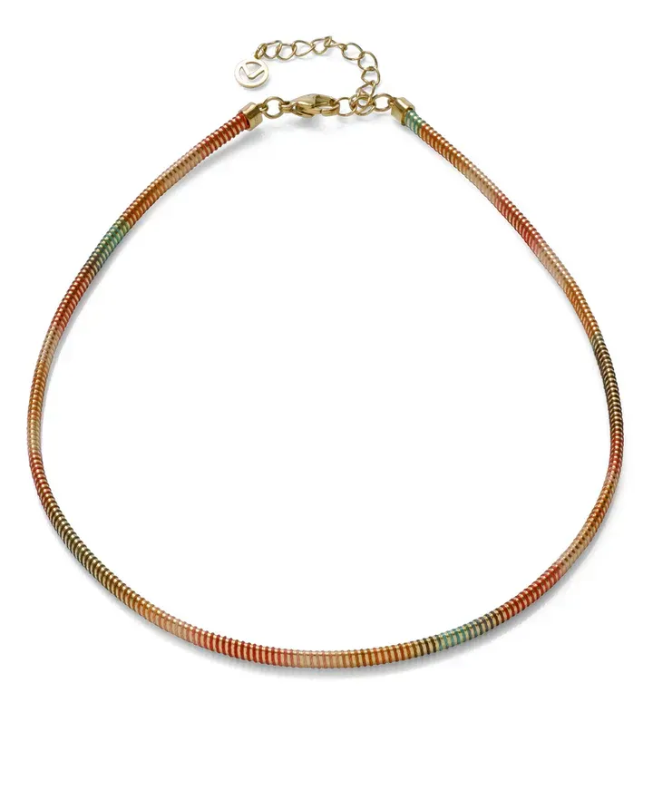 Collar de acero Ip dorado tubogas con cordón enroscado, colección Laura Escanes Collar de acero Ip dorado tubogas con cordón enroscado, colección Laura Escanes