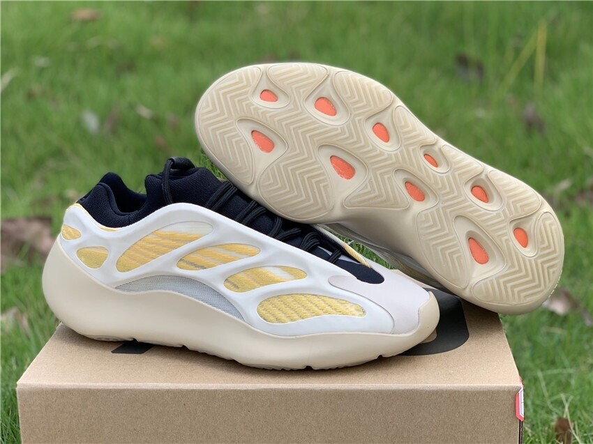 Original Adiddas Yeezy Boost 700