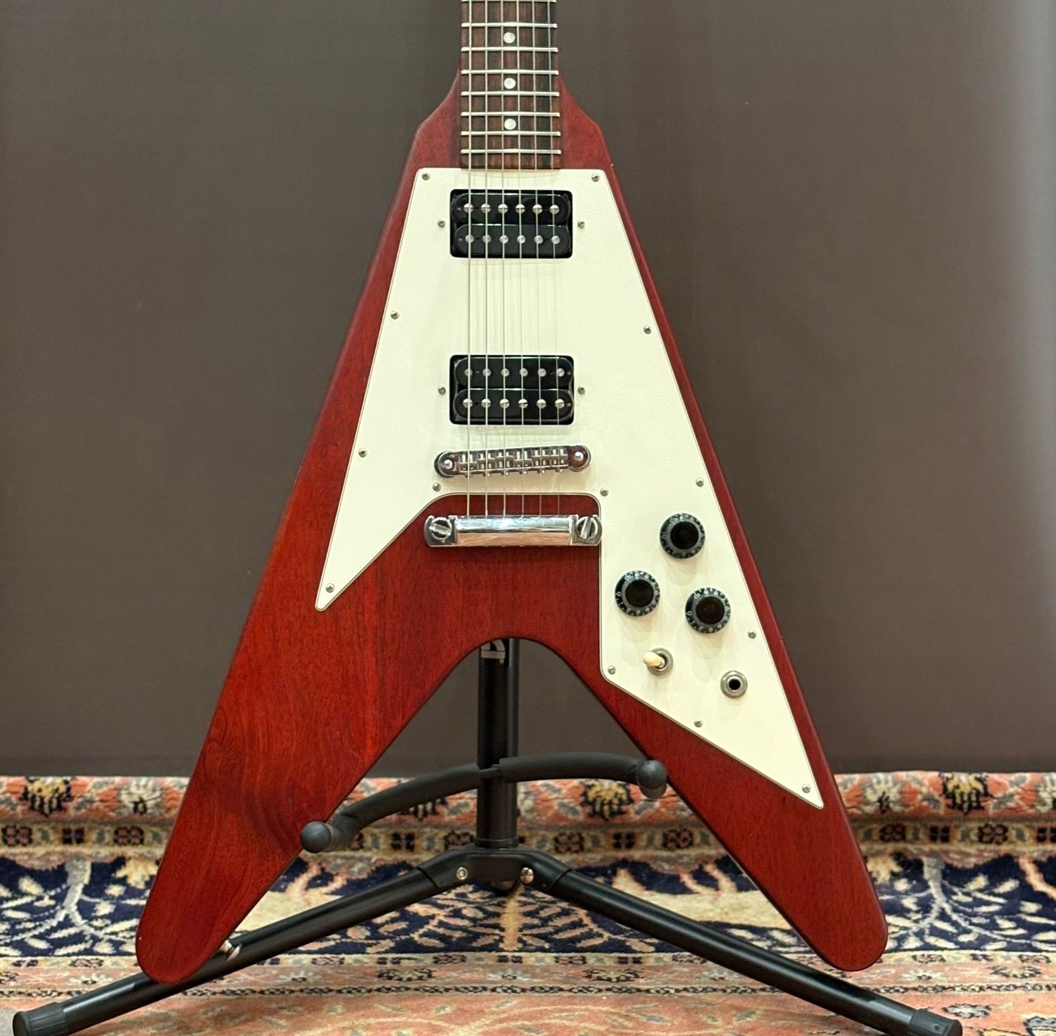 ギター Gibson USA Flying V Faded Worn Cherry Gibson Flying V Faded Worn Cherry 2006 – Chicago Music Exchange