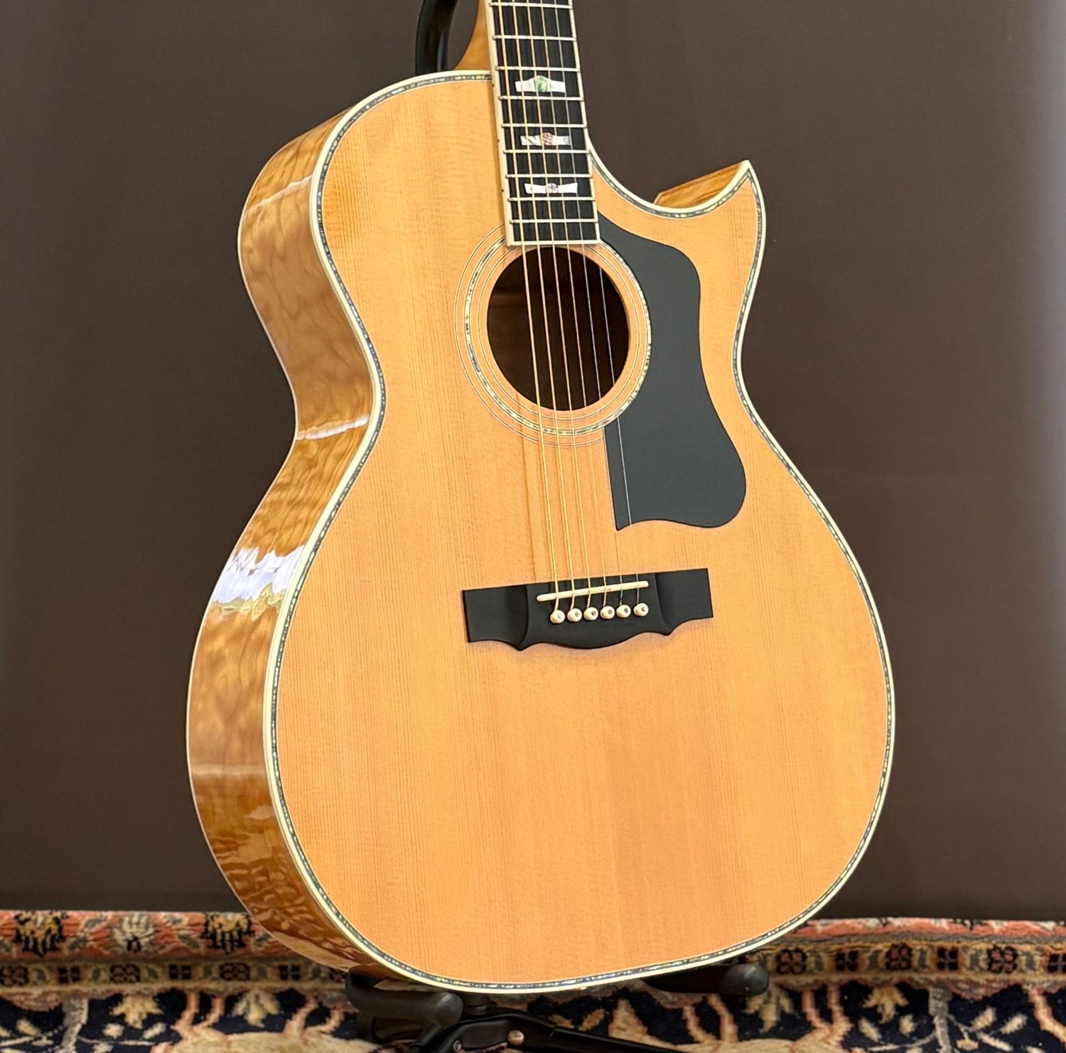 2002 Guild Custom Shop Valencia Blonde Cutaway 2002 Guild Custom Shop Valencia Blonde Cutaway