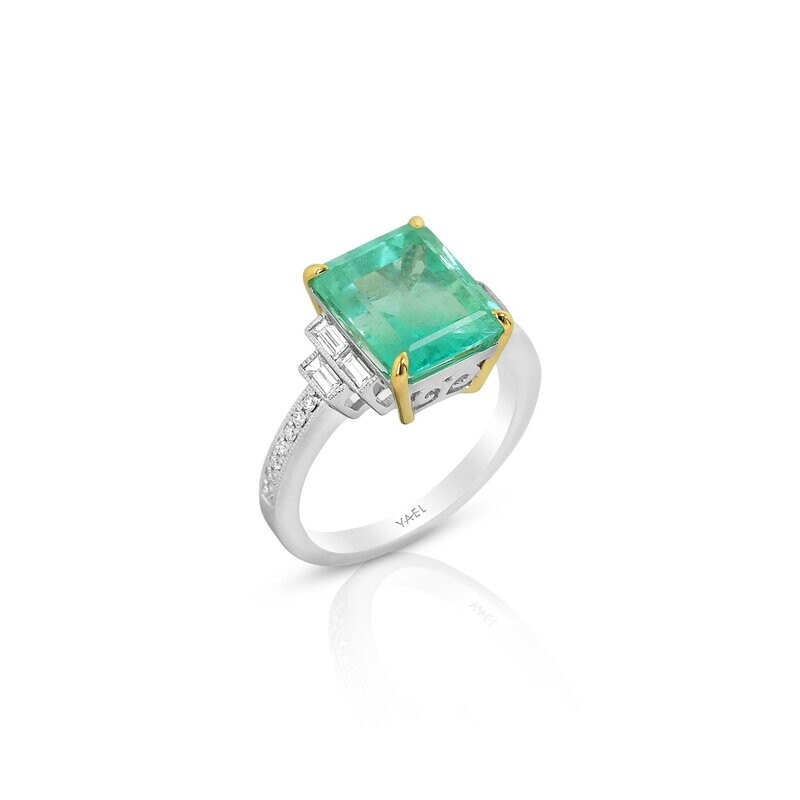 18kt White and Yellow: 4.96ct - Emerald: 5.21ct - Baguette: 0.32ct - White Round Diamond: 0.09ct