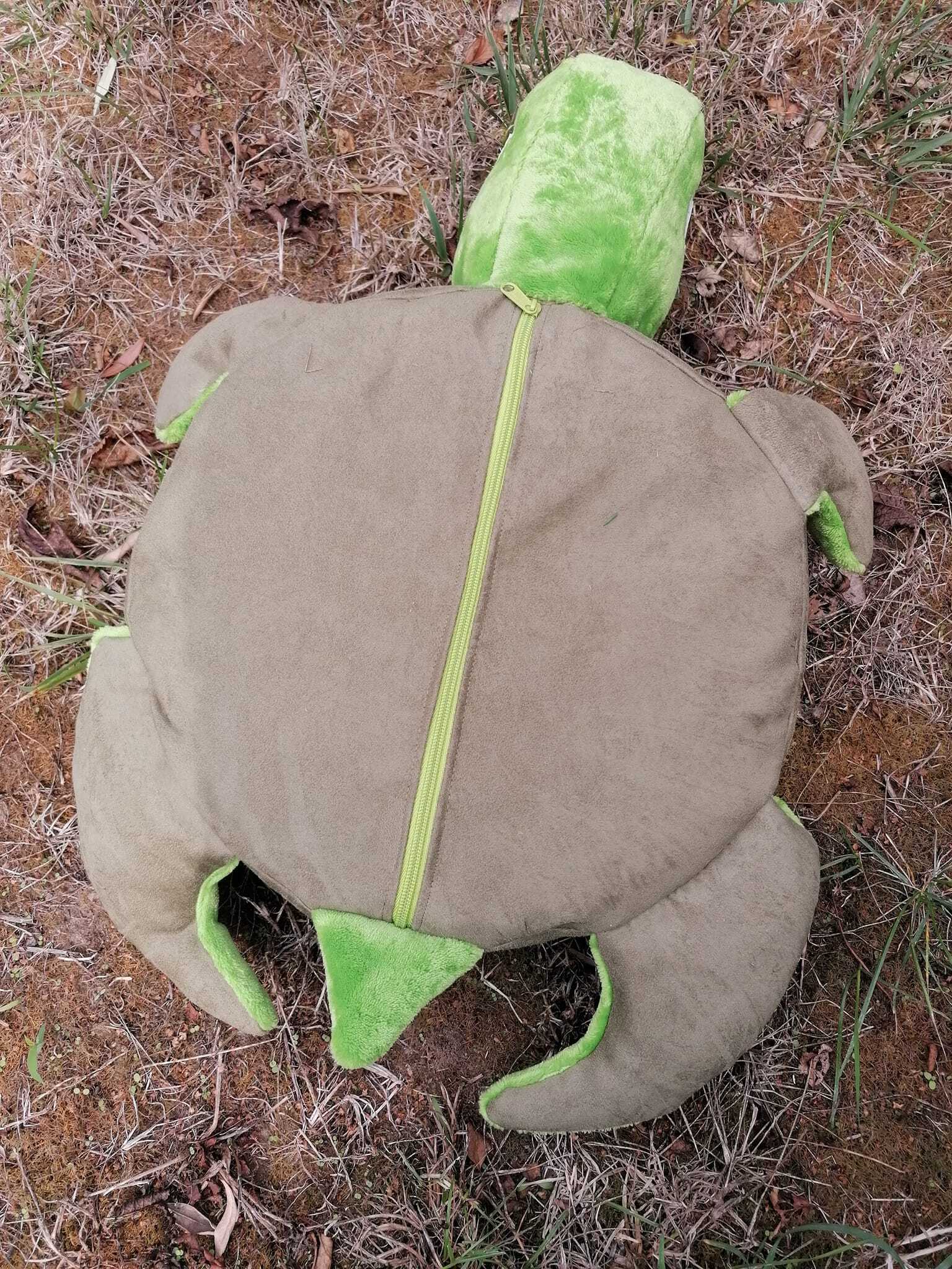 Un adorable coussin tortue cousu à la surjeteuse et avec le pied