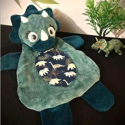 Doudou ou poupee - Arnaud le dino