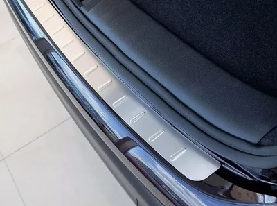 Накладка нержавеющая на порог пятой двери Volkswagen Touran I (2003 - 2010) - прямая матовая Накладка нержавеющая на порог пятой двери Volkswagen Touran I (2003 - 2010) - прямая матовая