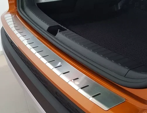 Накладка на порог пятой двери из нержавеющей стали Volkswagen Touran I (2003 - 2010) - рифленая