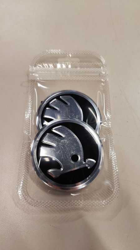 VELJEKLEEBISED SKODA 56MM MUST 4TK.