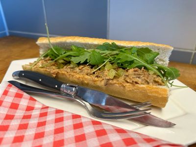 Broodje sparerib salade