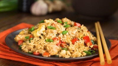 Stegte ris de Luxe (grønsager, rejer og kylling)