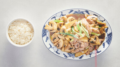 Svinekød med bambusskud og champignon m. ris