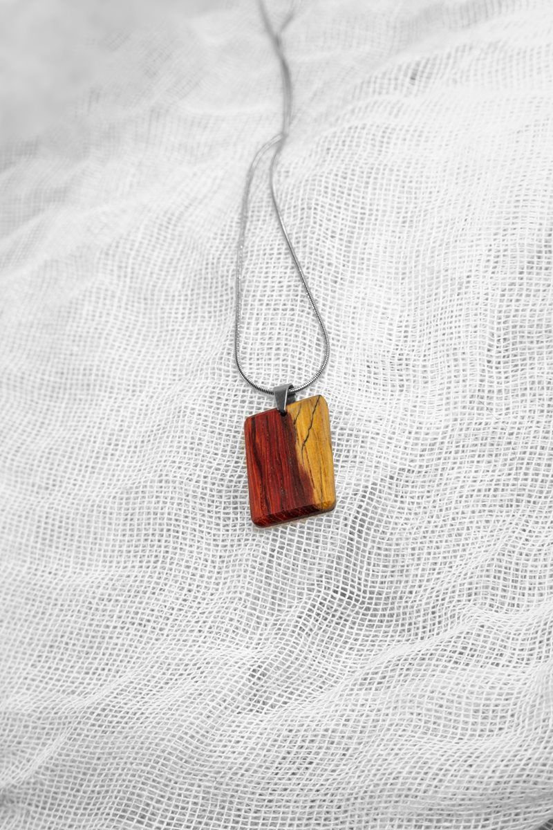 Χειροποίητο Μενταγιόν Παντούκ με Φυσική Διχρωμία Νο2 - Παραλληλόγραμμο Ξύλινο Κόσμημα &amp; Ατσάλινη Αλυσίδα