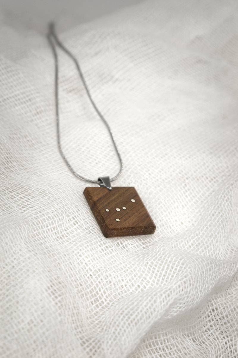 Χειροποίητο Ξύλινο Μενταγιόν Ζώδιο από Καρυδιά - Παραλληλόγραμμο Κόσμημα με Ατσάλινη Αλυσίδα