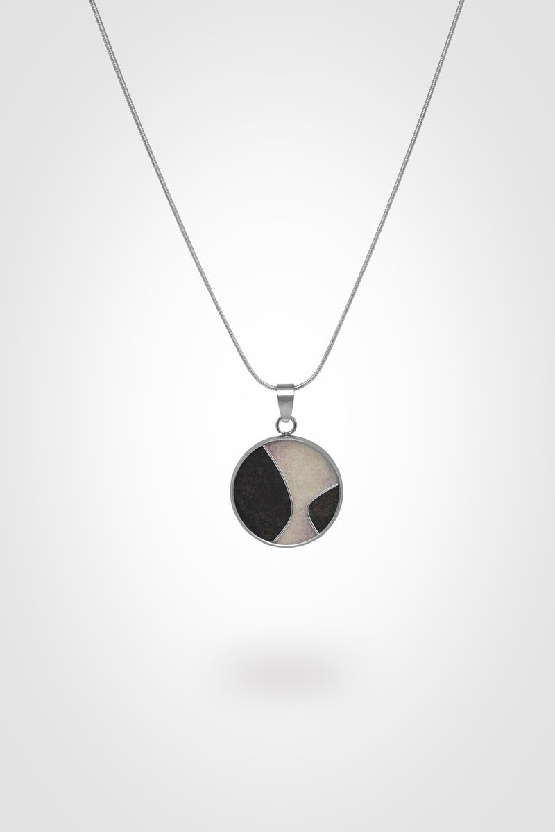 Χειροποίητο Μενταγιόν από Έβενο &amp; Λευκή Άμμο - Στρογγυλό Κόσμημα σε Ατσάλινο Καστόνι