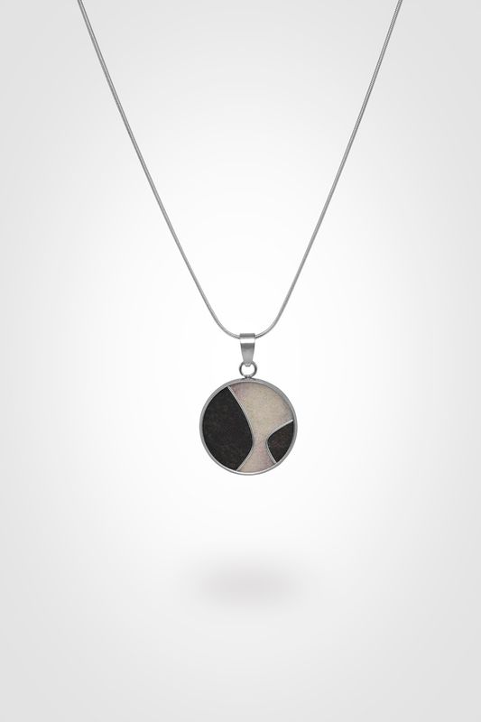 Χειροποίητο Μενταγιόν από Έβενο &amp; Λευκή Άμμο - Στρογγυλό Κόσμημα σε Ατσάλινο Καστόνι