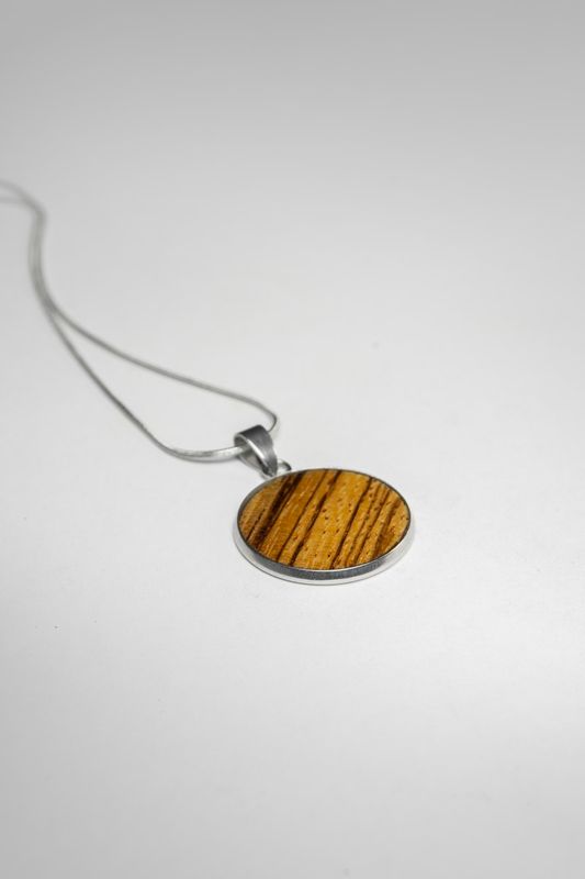 Χειροποίητο Ξύλινο Μενταγιόν Zebrano σε Ατσάλινη Βάση - Στρογγυλό Κολιέ με Υποαλλεργική Αλυσίδα