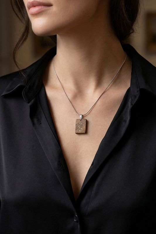 Χειροποίητο Ξύλινο Μενταγιόν Ζώδιο από Καρυδιά - Παραλληλόγραμμο Κόσμημα με Ατσάλινη Αλυσίδα