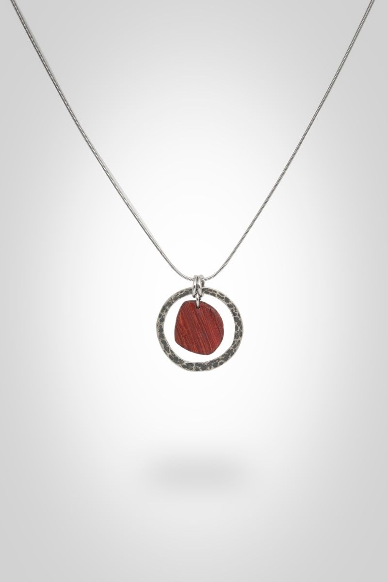 Red Thread Circle Pendant - Χειροποίητο Στρογγυλό Μενταγιόν από Παντούκ &amp; Άλπακα - Ξύλινο Κολιέ με Ατσάλινη Αλυσίδα