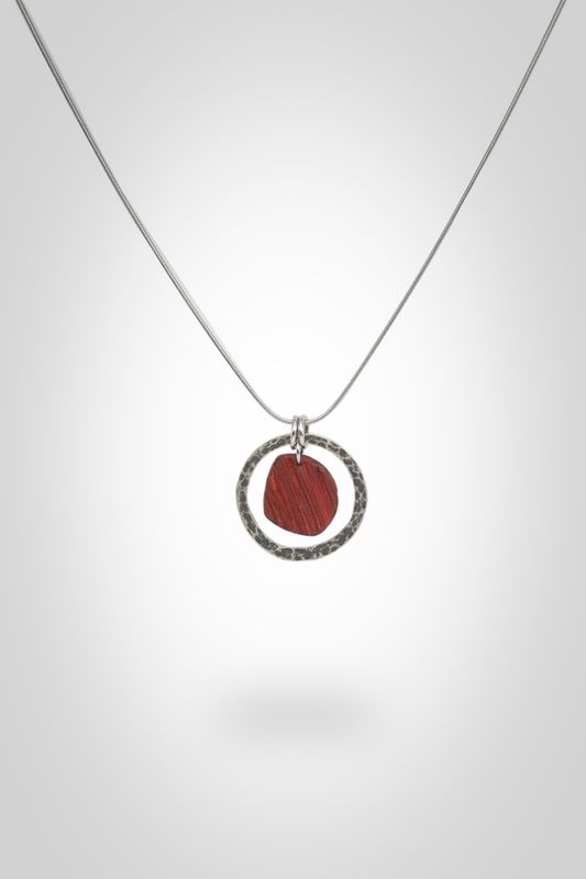 Red Thread Circle Pendant - Χειροποίητο Στρογγυλό Μενταγιόν από Παντούκ &amp; Άλπακα - Ξύλινο Κολιέ με Ατσάλινη Αλυσίδα