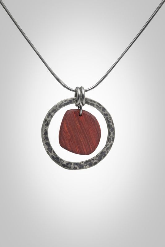 Red Thread Circle Pendant - Χειροποίητο Στρογγυλό Μενταγιόν από Παντούκ &amp; Άλπακα - Ξύλινο Κολιέ με Ατσάλινη Αλυσίδα