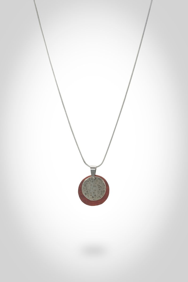 "Crimson Circle" – Χειροποίητο Μενταγιόν από Ξύλο Padauk &amp; Σφυρήλατο Άλπακα