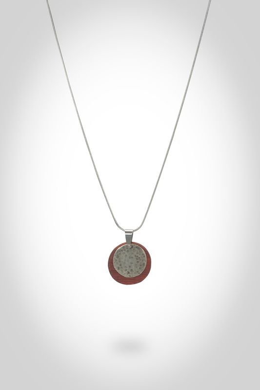 "Crimson Circle" – Χειροποίητο Μενταγιόν από Ξύλο Padauk &amp; Σφυρήλατο Άλπακα