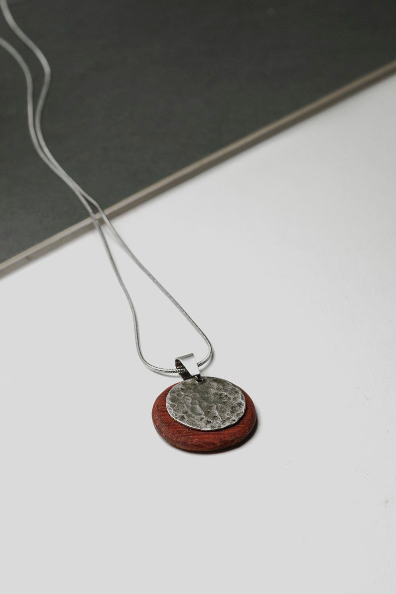 "Crimson Circle" – Χειροποίητο Μενταγιόν από Ξύλο Padauk &amp; Σφυρήλατο Άλπακα