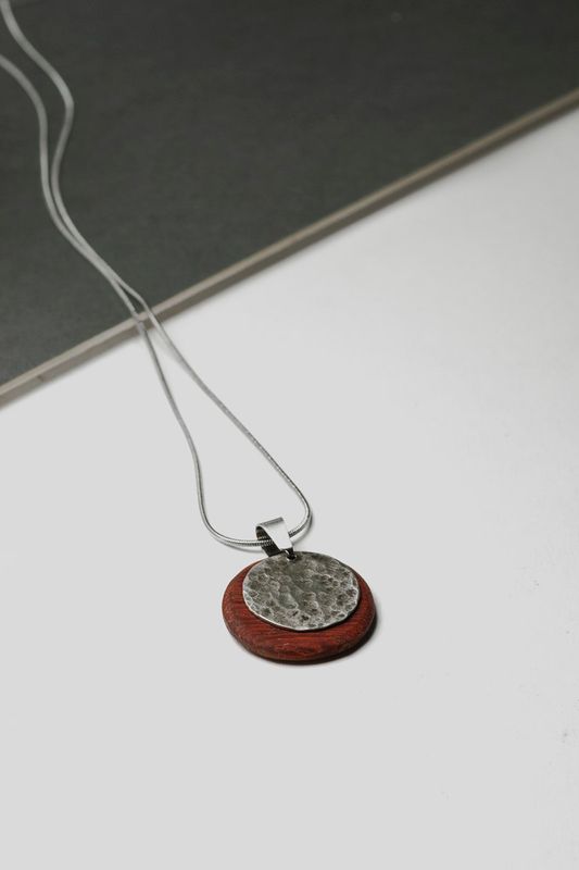 "Crimson Circle" – Χειροποίητο Μενταγιόν από Ξύλο Padauk &amp; Σφυρήλατο Άλπακα