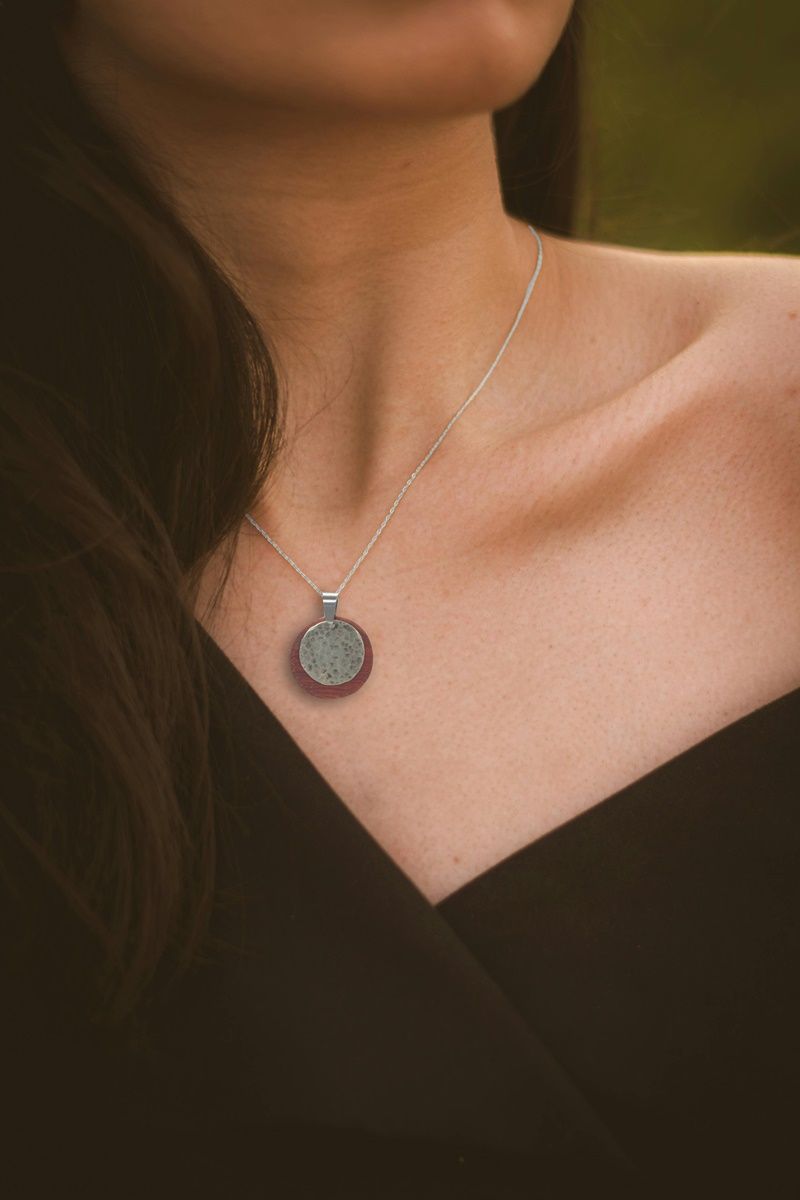 "Crimson Circle" – Χειροποίητο Μενταγιόν από Ξύλο Padauk &amp; Σφυρήλατο Άλπακα