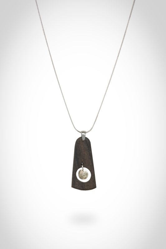 The Center Holds | Χειροποίητο Μενταγιόν από Έβενο &amp; Αλπακά