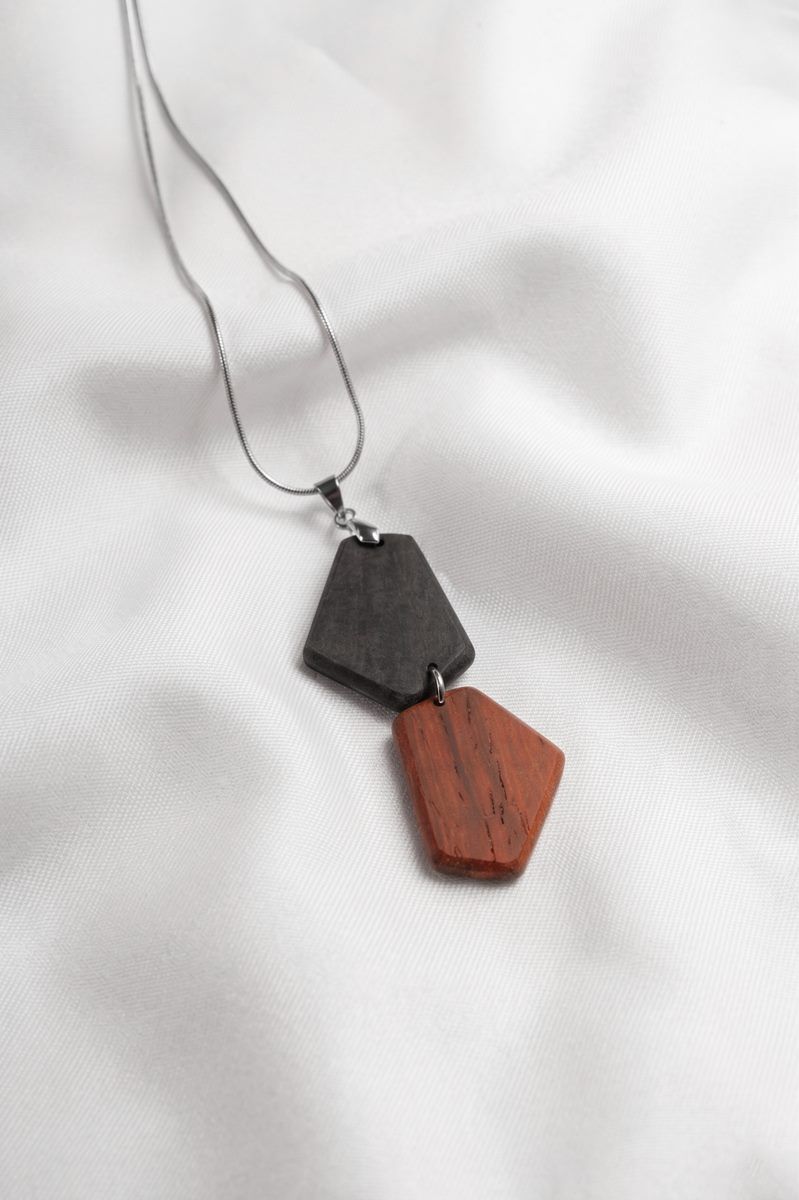 Natural Geometry: Μενταγιόν από Έβενο και εξωτικό ξύλο Padauk.