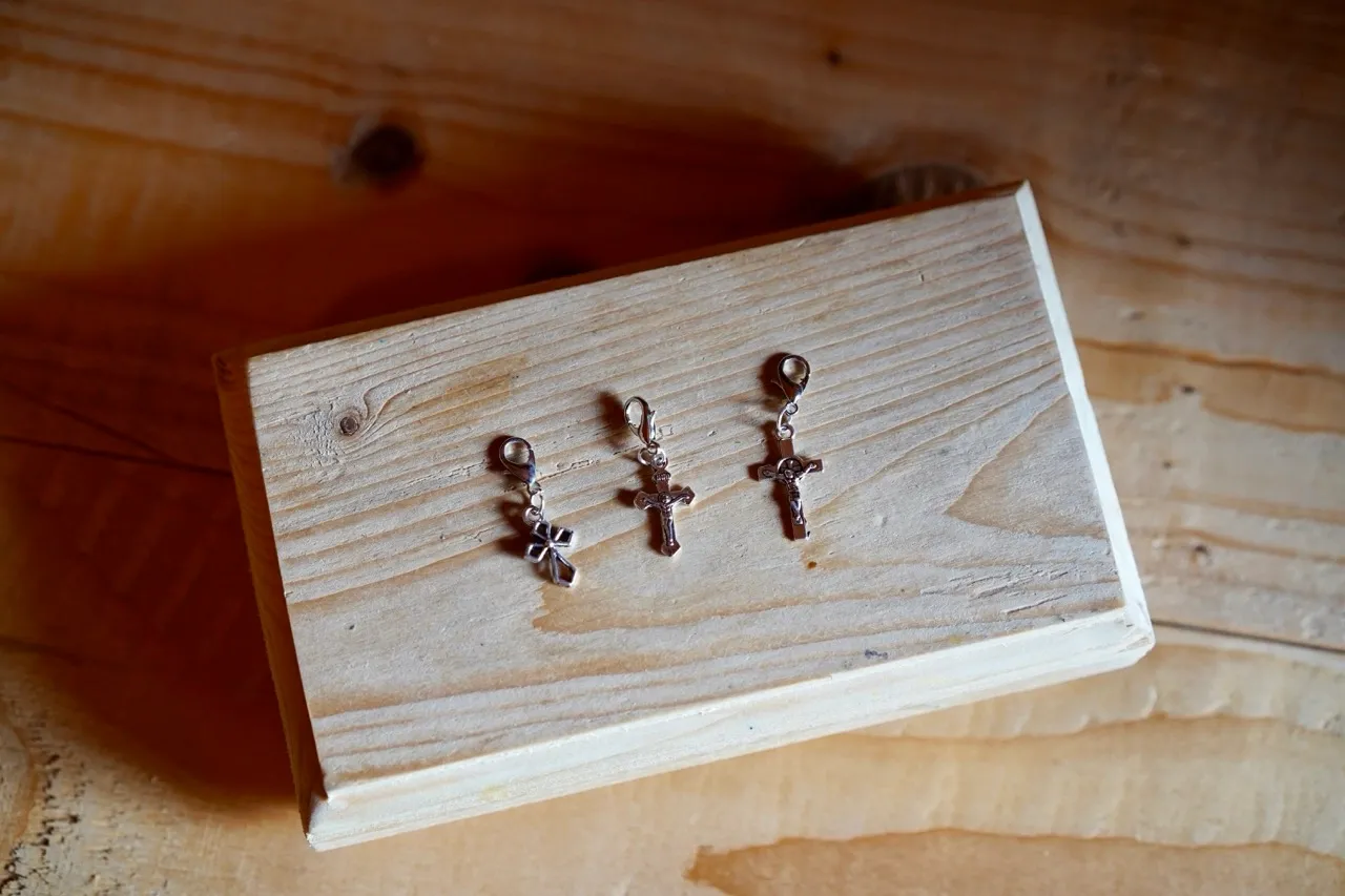 3x cross stitch marker / progress keeper 2.2cm - metal