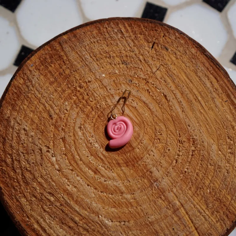 Salmon-colored shell Polyclay stitch marker / progress keeper 1.8cm - handmade