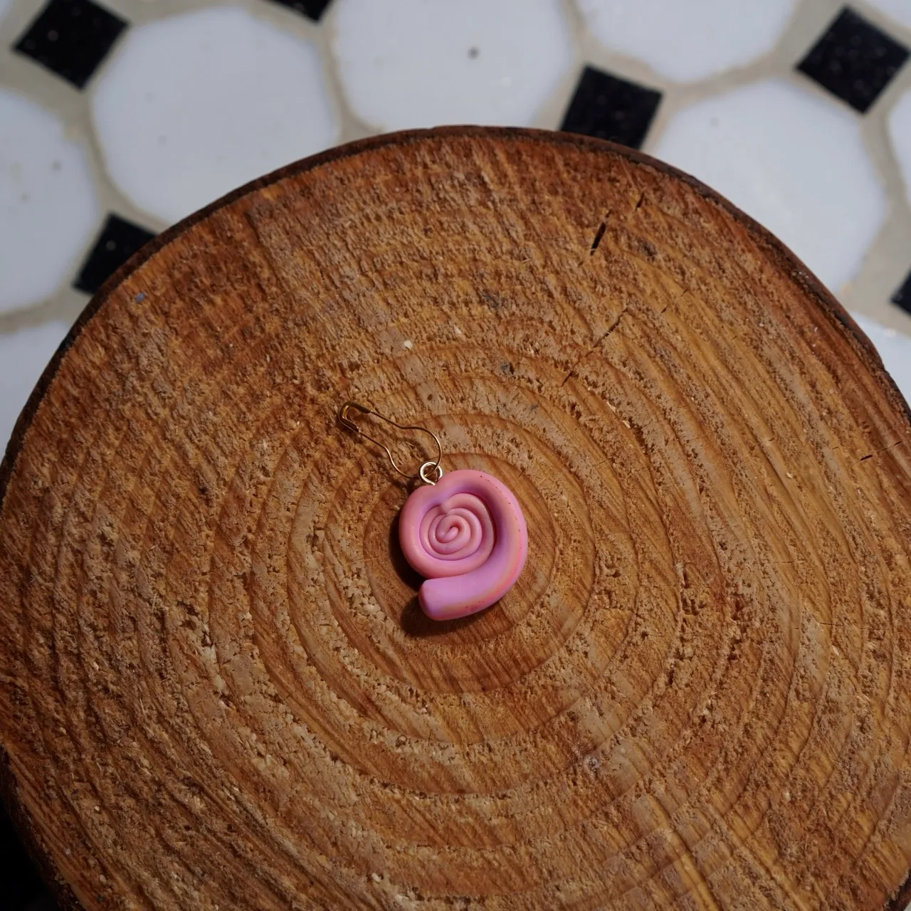 Pink shell Polyclay stitch marker / progress keeper 2.4cm - handmade