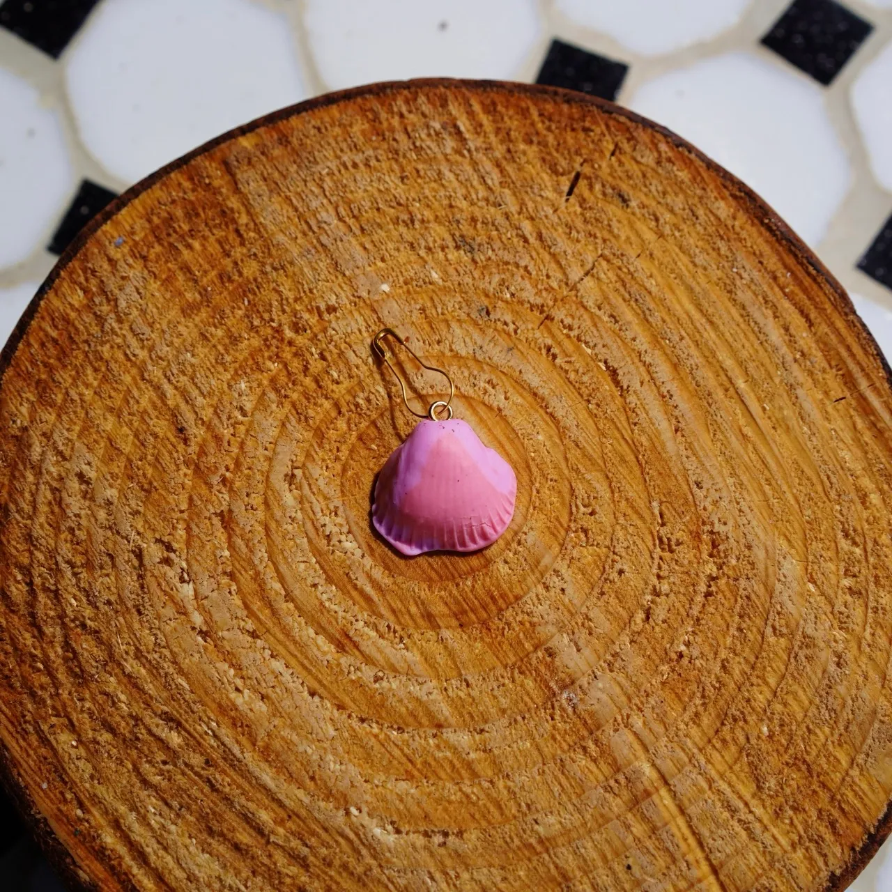 Pink shell Polyclay stitch marker / progress keeper 2.5cm - handmade