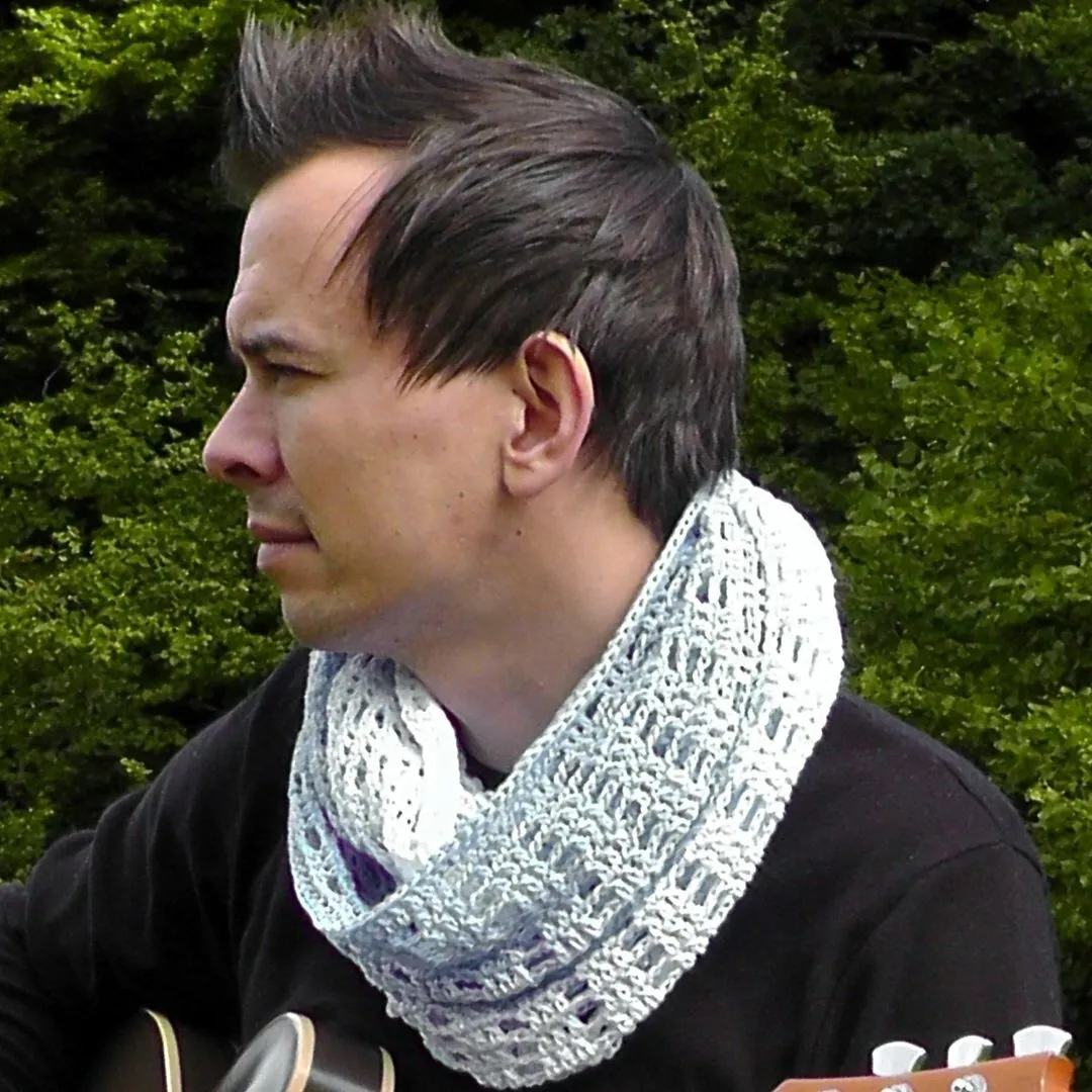 Zugspitze loop scarf crochet pattern video &amp; PDF - Woolpedia