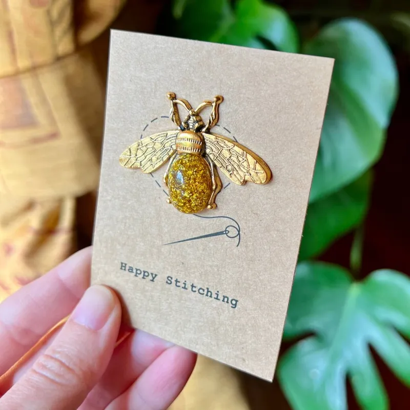 Magnetic Needle Minder &quot;Golden Honeybee&quot; - Vintage Look / Dark Academia