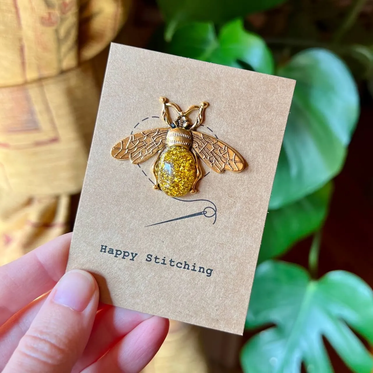 Magnetic Needle Minder "Golden Honeybee" - Vintage Look / Dark Academia